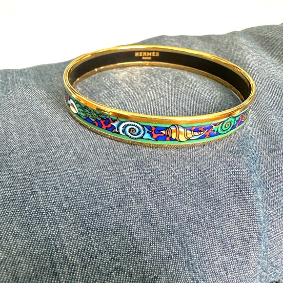 Hermés Narrow Enamel Bangle Bracelet in Ocean Shell & Coral Motif - Picture 3 of 6